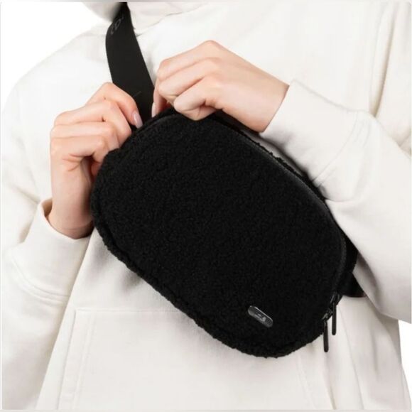 Lole Unisex Sherpa Belt Bag Crossbody 1L Black 2-Way Zip w/ Key Clip + Pockets - Picture 7 of 8